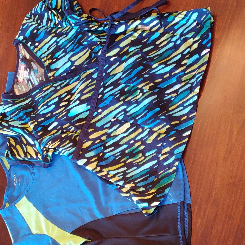 Set of 2 scrub tops, size Large, EUC